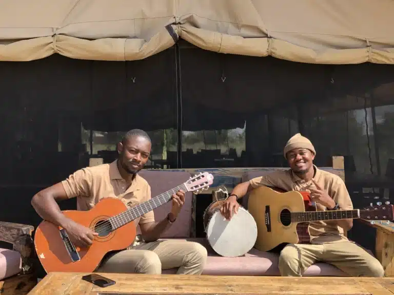 Experiencias de safari inolvidables en Gnu Migration Camp: una melodía de Lavino y Brayson