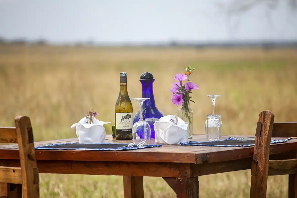 Getränke am späten Nachmittag auf einem Tisch im Gras