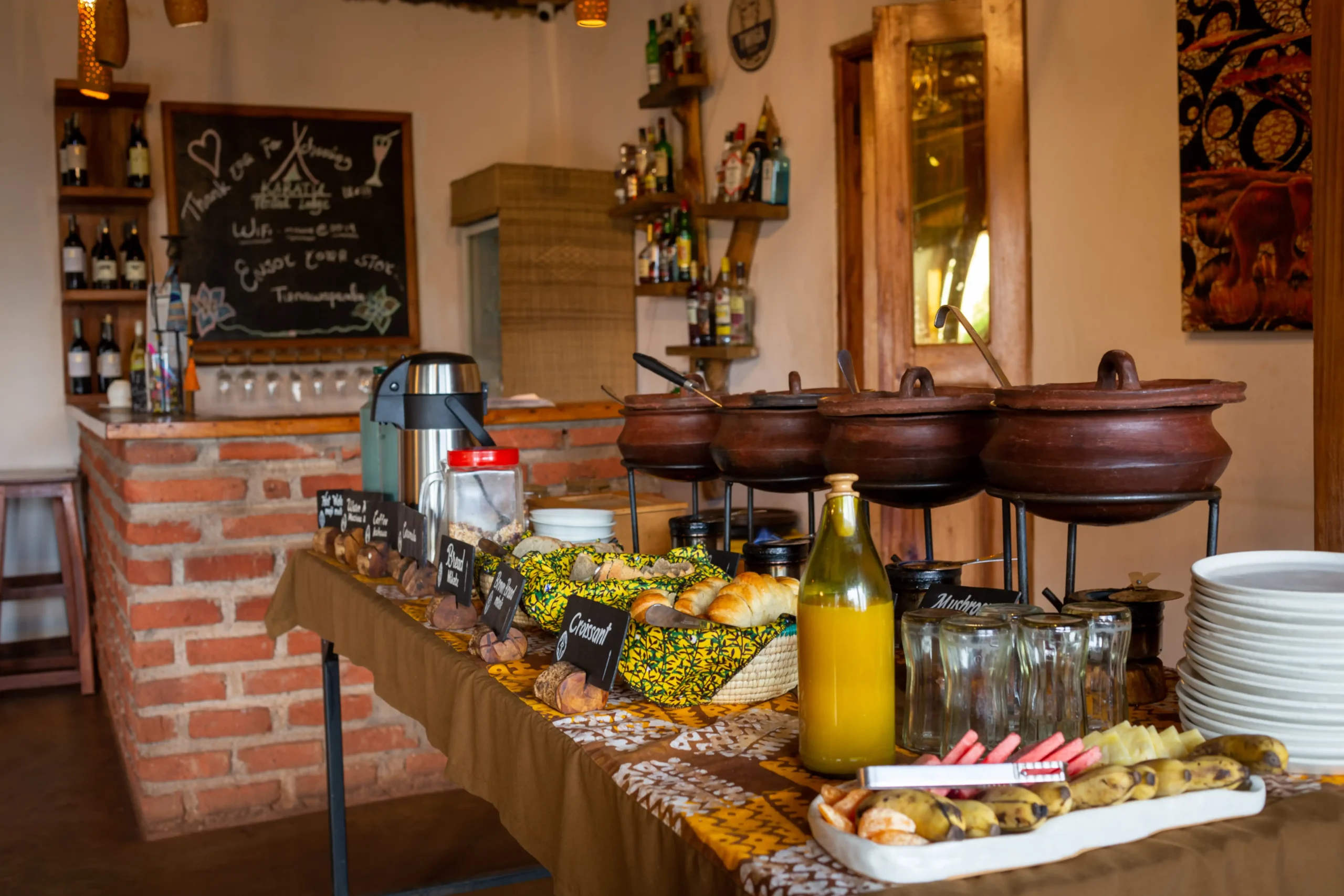 Buffet mit warmen Speisen und Säften