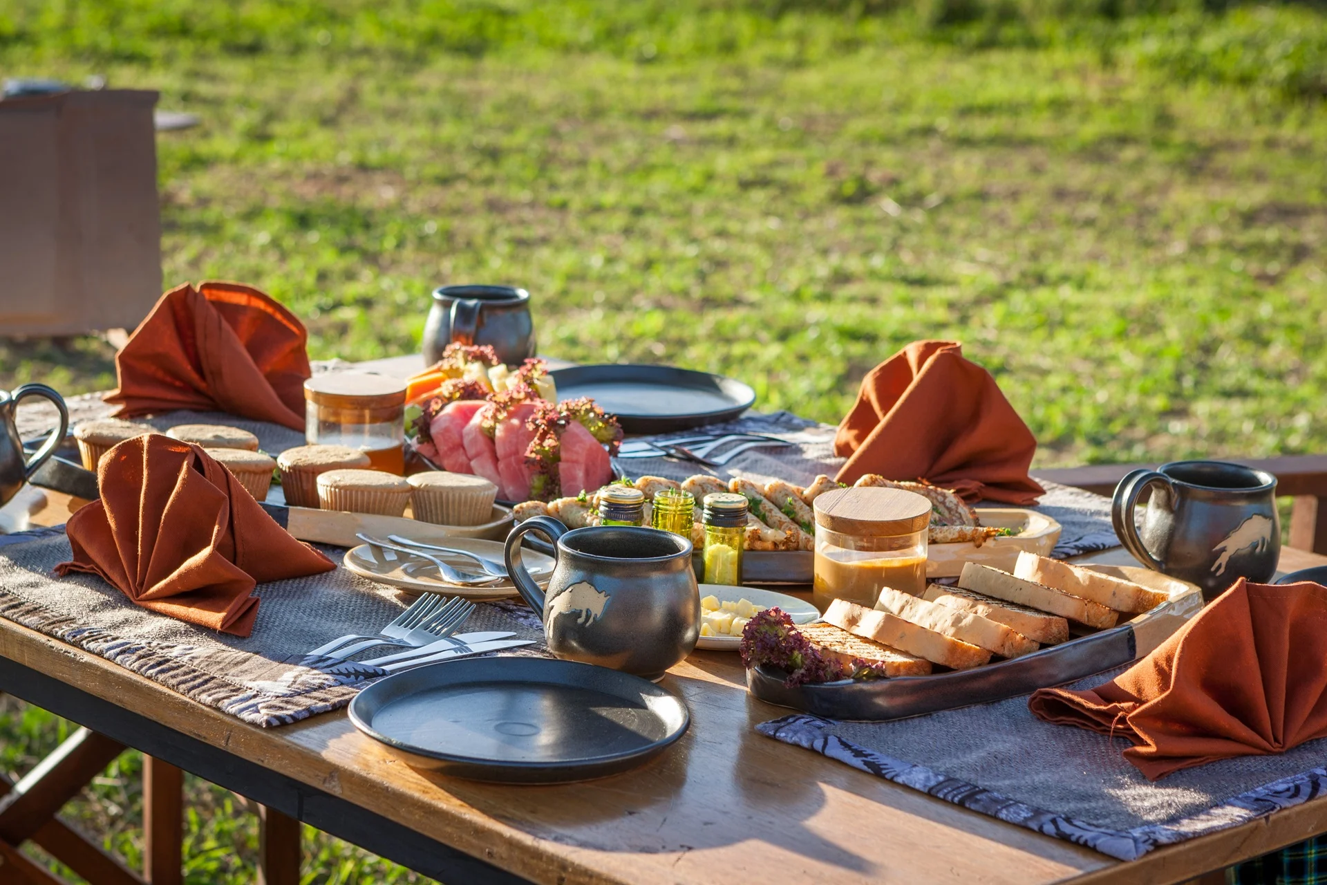 Frühstücksgedeck auf einem Tisch im Camp